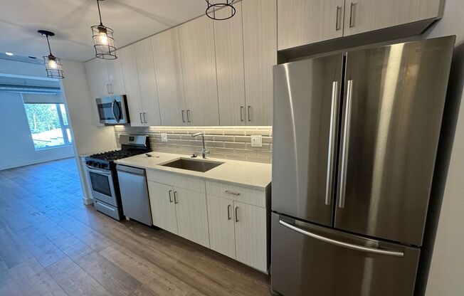 2405 W Hutchinson