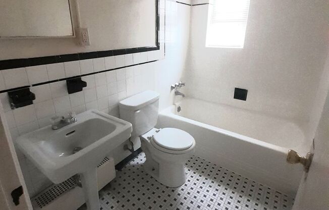 2 beds, 1 bath, 623 sqft, $1,100, Unit B84
