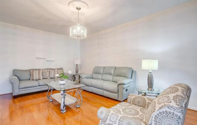 Spacious Home in the Heart of Lewisville – Prime Location Near Parks, Shopping & Dining!