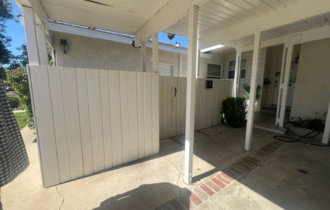 Charming Winnetka Studio (ADU)! Laundry In Unit!