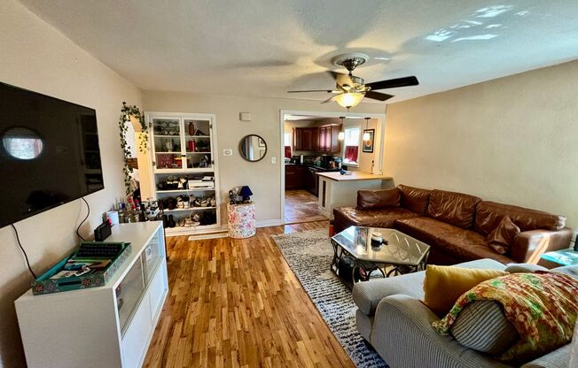 Available 07/10! Cozy 2-Bed Upstairs Duplex Unit Close to CSU Campus