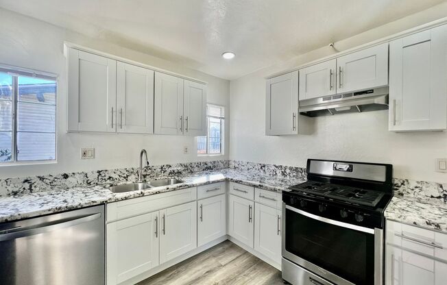 Newly remodeled 2B/1BA house with W/D: 1/2 OFF FIRST MONTH!
