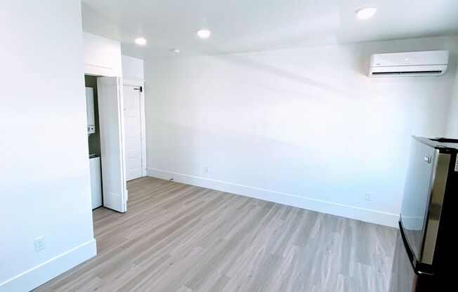 Studio, 1 bath, 285 sqft, $999, Unit 09