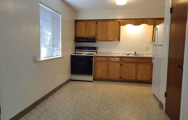 2 beds, 1 bath, 825 sqft, $1,600, Unit B