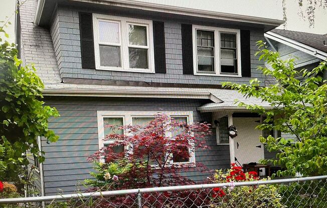 Beautiful 8-bed, 3-bath house in U-district Seattle for rent