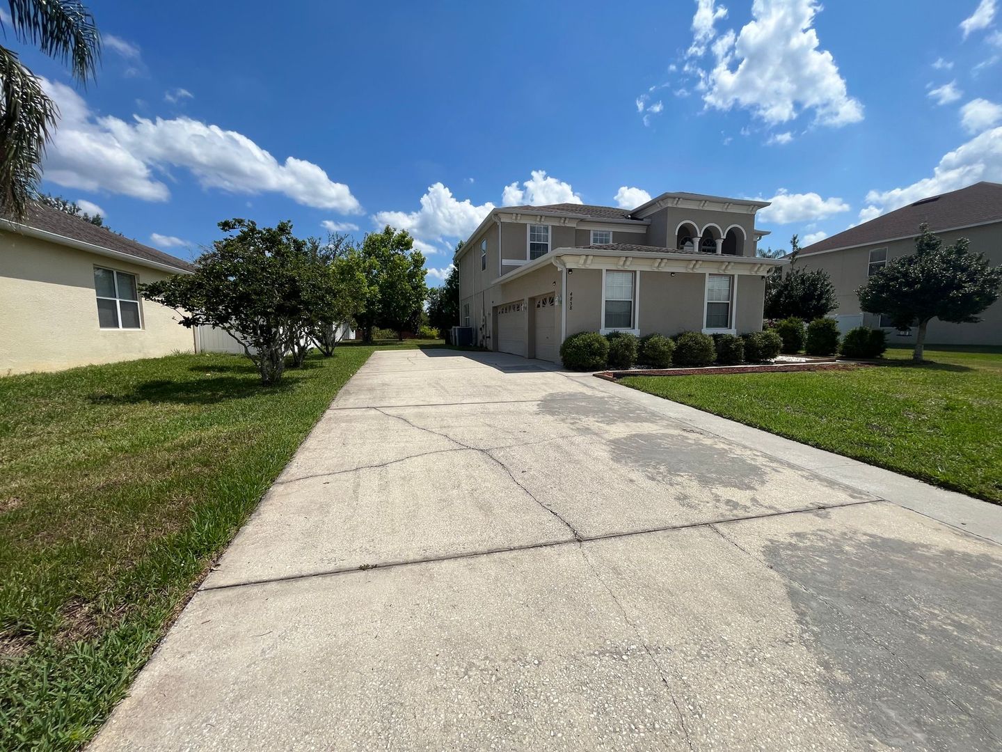 This beautiful 5-bedroom, 2.5-bathroom 3 car garage  home is located in beautiful  Saint cloud just a few minutes from Lake Nona