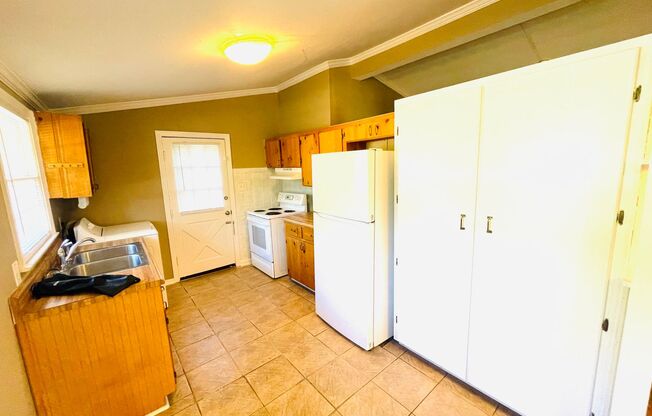 ** 3 bed 1 bath located in Forest Hills ** Call 334-366-9198 to schedule a self showing