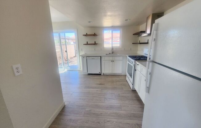 3 beds, 2 baths, $1,395, Unit Unit A