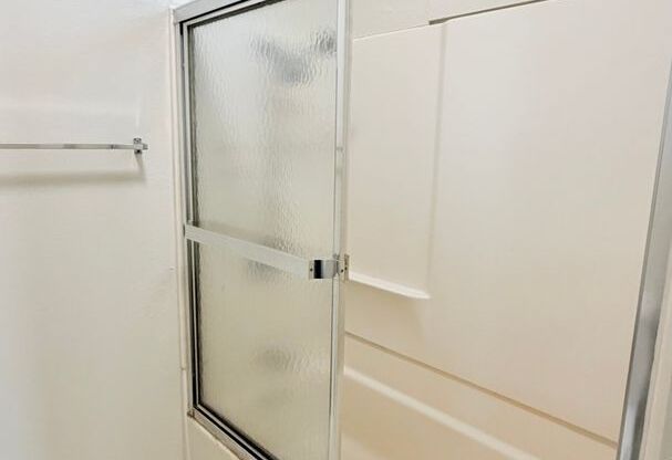 3 beds, 1 bath, $2,895