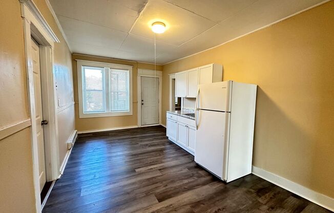 2 beds, 1 bath, $1,300, Unit 851 Main- 5L