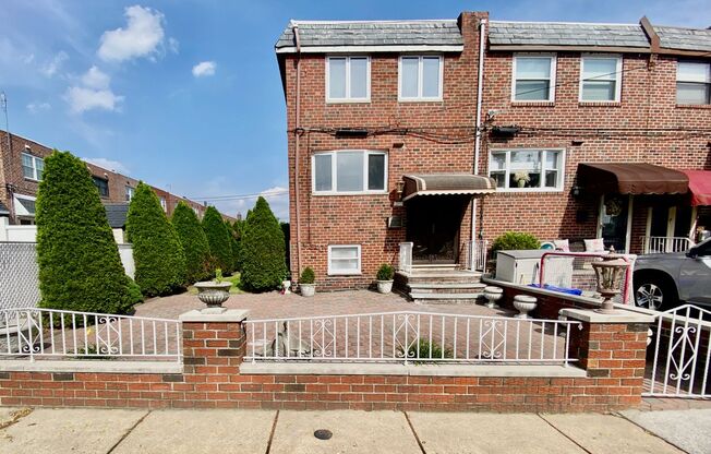 PACKER PARK 3 Bedroom/2 Bath CORNER HOME -an URBAN OASIS in the heart of SOUTH PHILADELPHIA!