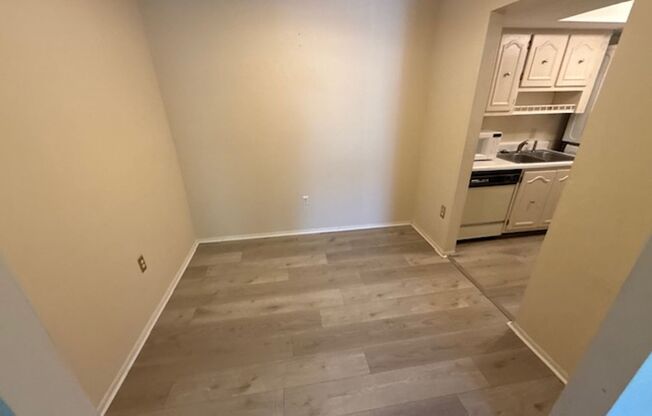 1 Bedroom/1 Bathroom 2nd Floor Condo at Sandlewood Villas AVAILABLE NOW! First FULL month's rent free!