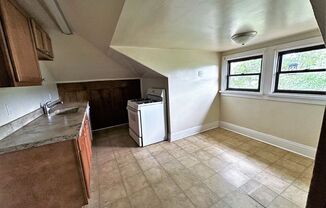 2 beds, 1 bath, $1,195, Unit 7