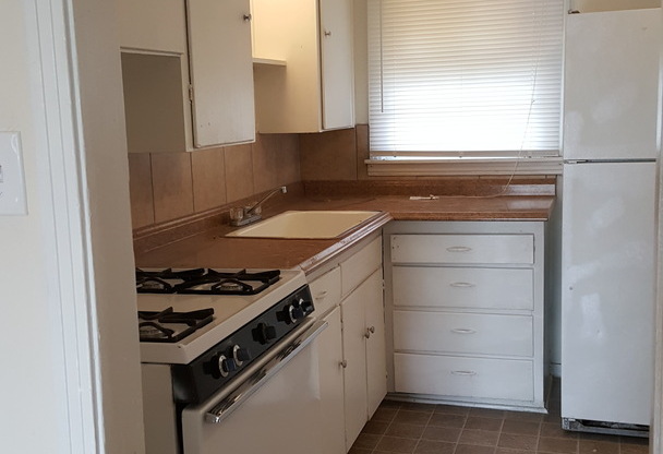 3 beds, 1 bath, $900