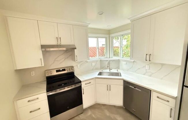 Charming 2-Bedroom Home Plus Bonus Room, Large Garage & Backyard