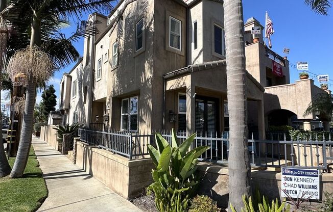 Huntington Beach Home: 3 bed 4.5 bath with Luxury Amenities and Jacuzzi