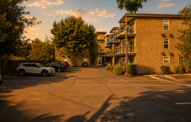3 beds, 2 baths, 930 sqft, $3,545, Unit 407