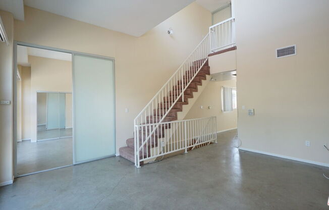 922 W 23 ST