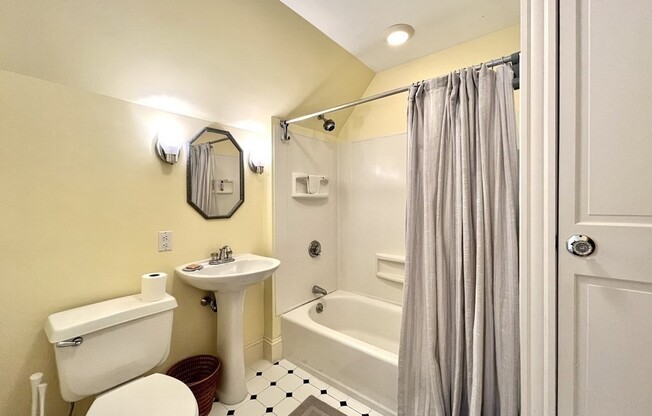 4 beds, 2.5 baths, 2,453 sqft, $5,600