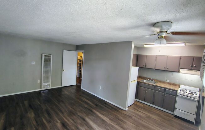 1 bed, 1 bath, 448 sqft, $825, Unit 11