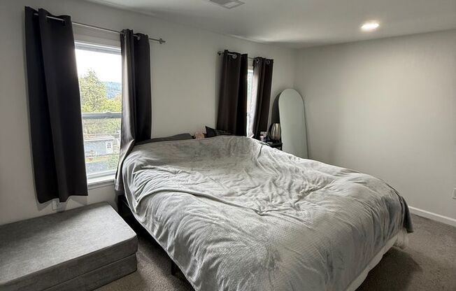 HOME FOR THE HOLIDAYS SPECIAL!-4 BEDROOM HOME IN FOX CHAPEL