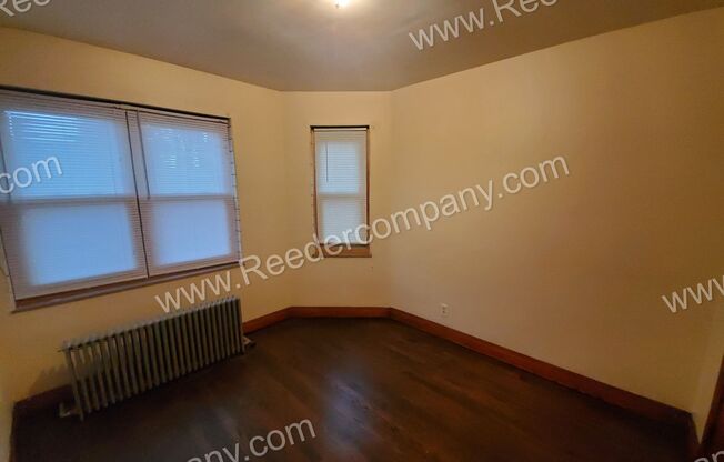 3 beds, 1 bath, $1,050, Unit 1F