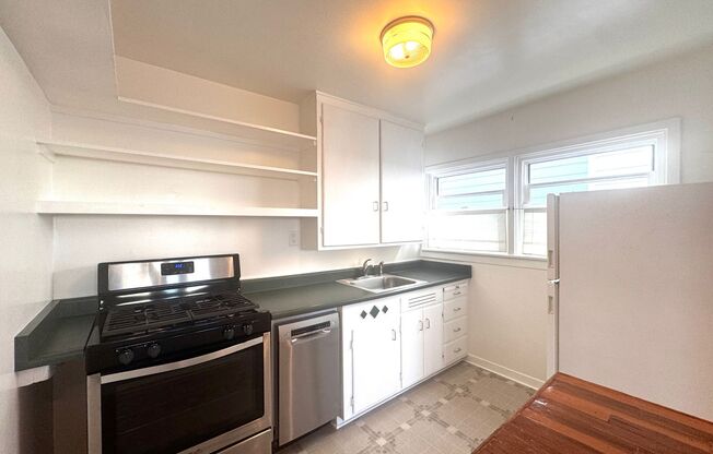 Mission District: Cottage-Like Apartment w/ Private Patio & Garage Parking