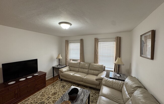 2 beds, 1 bath, 800 sqft, $2,400, Unit 27