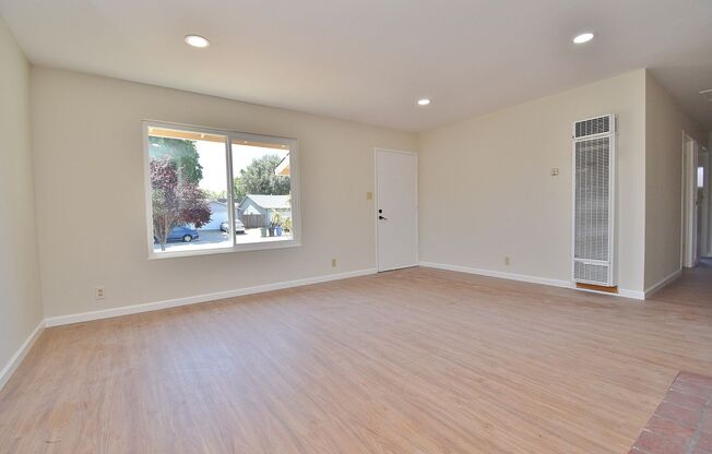 $3495 / 3 BR - NICELY REMODELED SUNDALE HOME IN CENTRAL FREMONT