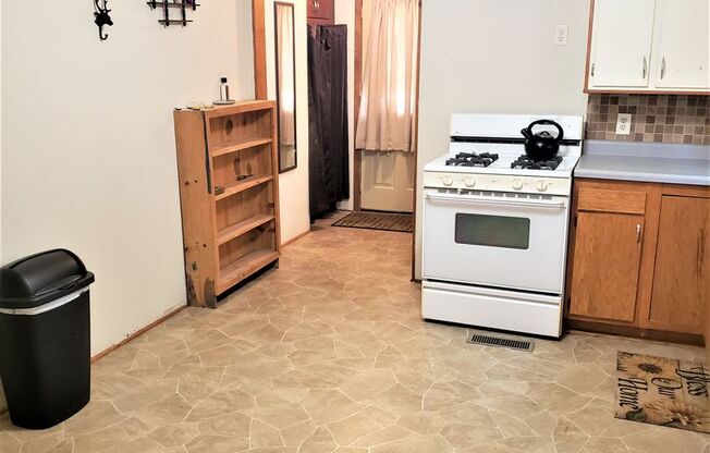 Cozy 3 bed 1 bath house Available