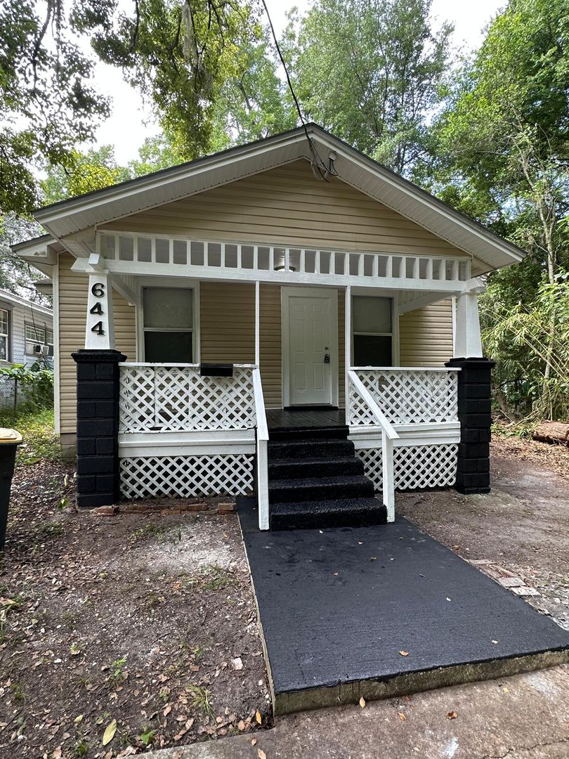 Fully renovated 3/1 single family home available for immediate rent!