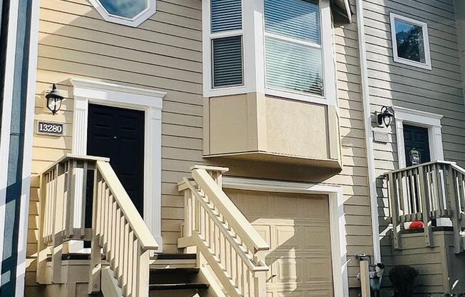 *Holiday Special: $500 OFF First Full Month's Rent!* Beautifully Updated Townhouse with New Carpet and Fresh Paint