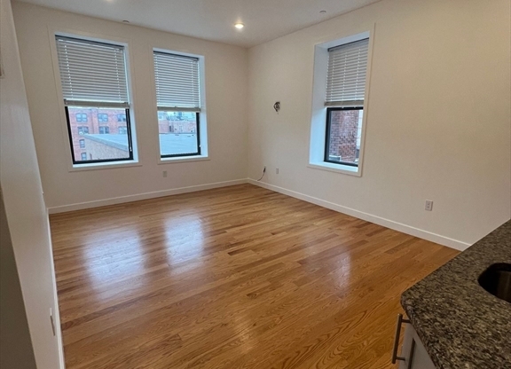 2 beds, 1 bath, $2,250, Unit 301