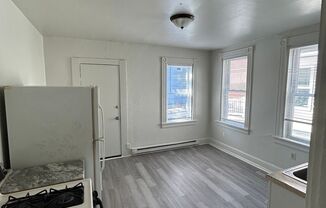 2 beds, 1 bath, $1,195, Unit 314 S Queen Apt 2