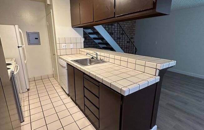 Townhouse 2 bedroom 1 bath, new paint. new floors