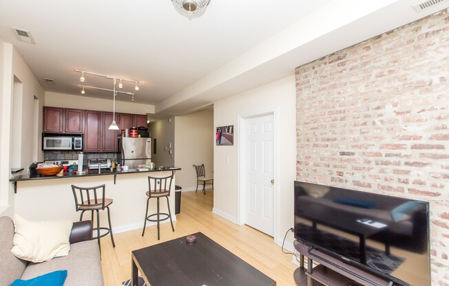 Condo Quality 2bed/1bath GARDEN space in the HEART of Bucktown/Wicker Park! In-Unit Laundry! Blue Line!