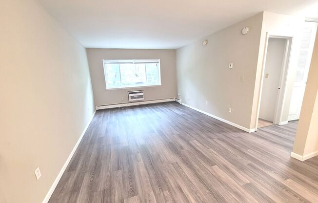 2 beds, 1 bath, $1,400, Unit 316