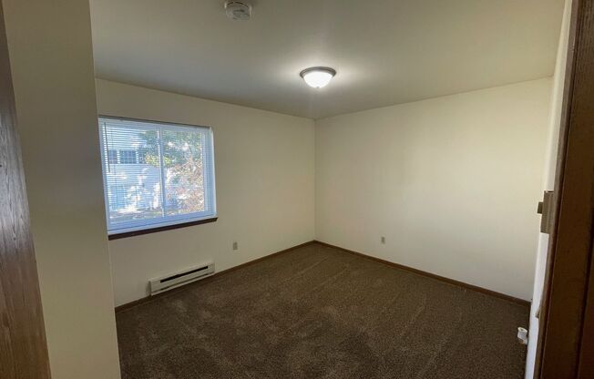 3 beds, 1 bath, 1,040 sqft, $1,695, Unit 3156-208