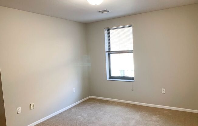 2 beds, 2 baths, 958 sqft, $1,275, Unit 211