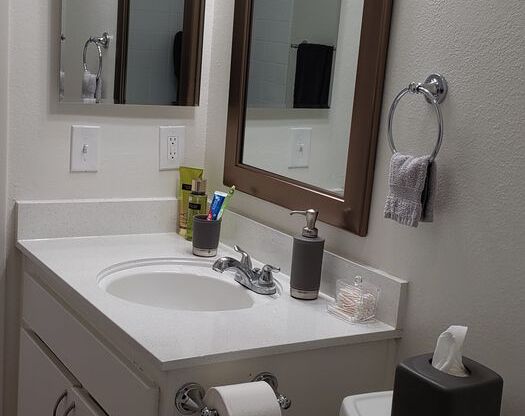 2 beds, 2 baths, 980 sqft, $2,125, Unit 215