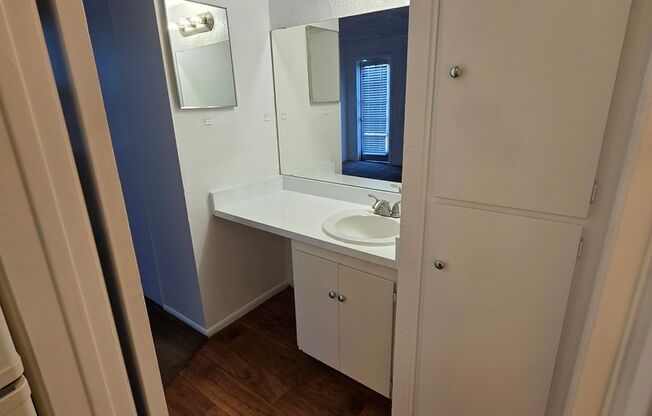 1 bed, 1 bath, 575 sqft, $949, Unit 43