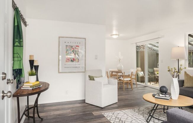 Modern 2 Bed, 1 Bath Duplex in Prime Olde Town Issaquah Location with Private Yard & Patio!