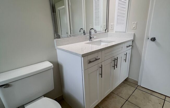 Move-In Ready 2bd-2bath Duplex with 2 Screened Lanais, Washer and Dryer, location and  Modern Upgrades!