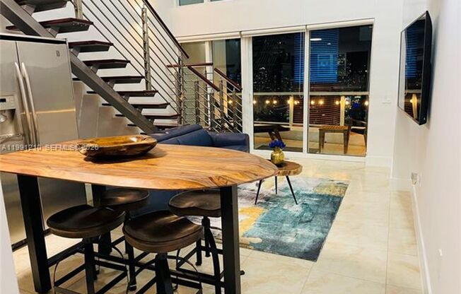 1 bed, 1 bath, 981 sqft, $3,350, Unit 41 SE 5th St # 2305