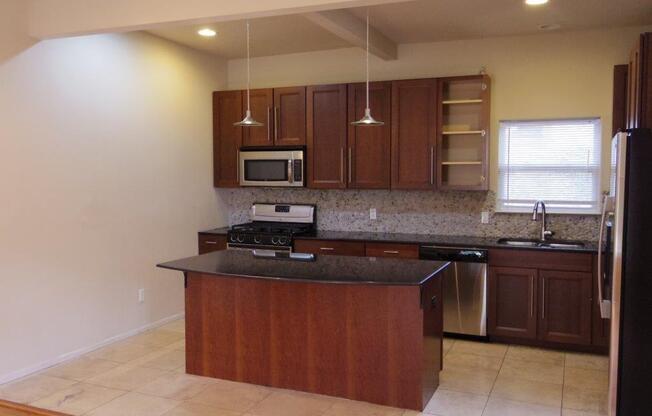 UT PRE-LEASE: 2009 Remodeled 6 Bed / 3 Bath, Wood & Stained Concrete Floors, Custom High End Kitchen and Bathrooms, Just North of UT