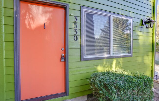 Lovely Townhome - 2 bedrooms, 1.5 bathrooms For Rent