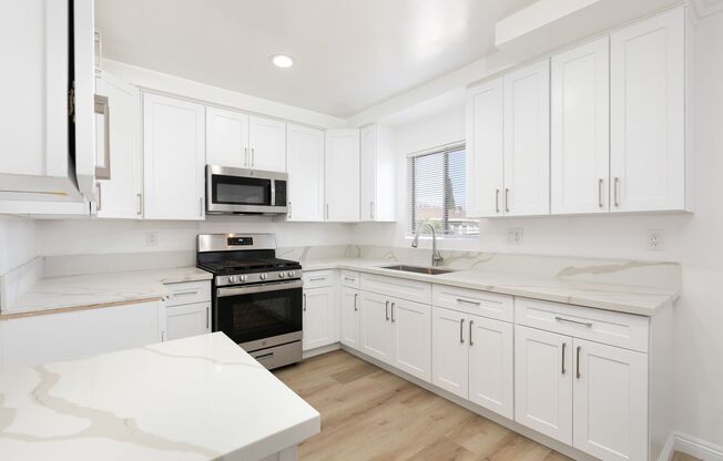 Gorgeous Newly Renovated in Valley Village! Pool! Pet Friendly! Parking!