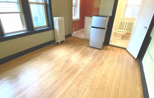 Studio, 1 bath, $725, Unit 25