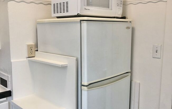 Studio, 1 bath, $1,095, Unit 28