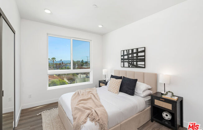 6144 WHITSETT AVE